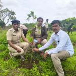 वनभोजनाचा आनंद घेताना विद्यार्थ्यांनी लावले 245 वृक्ष लागवड