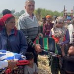 ऊसतोड कामगारांना सतरंजी व ब्लँकेटचे वाटप : परम पूज्य भगरी बाबा आधार फाउंडेशनचा उपक्रम