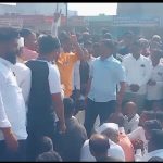 कांद्याला सातशे–आठशे रुपये भाव; चांदवड येथे शेतकऱ्यांचा रस्ता रोको आंदोलन