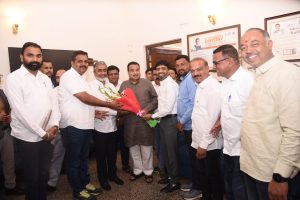 केंद्रीय रस्ते वाहतूक आणि महामार्ग मंत्री नितीन गडकरी साहेब यांची भेट घेऊन राष्ट्रीय महामार्ग-३ वरील आपल्या चांदवड तालुक्यातील राहुड घाटात उड्डाणपूल/वायाडक्टची तरतूद करण्यासंदर्भात सविस्तर आणि सकारात्मक चर्चा केली.